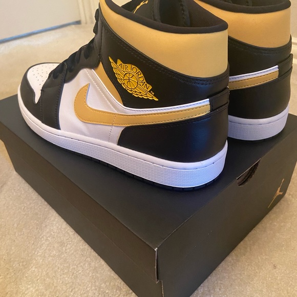 Air Jordan 1 mid “White pollen” comes with box.